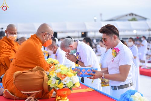 ภาพ No.49538:ประมวลภาพพิธีตักบาตรพระสงฆ์ 1,091 รูป เนื่องในวันแม่แห่งชาติ ณ ตลาดจัมโบ้ ชุดที่ 1