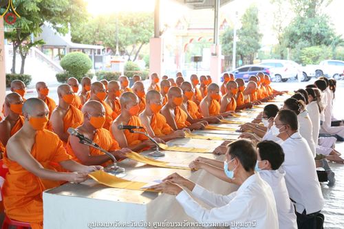 ภาพ No.40562:พิธีตัดปอยผม ปลงผม ขอขมารับผ้าไตรและพิธีบรรพชา ในโครงการอุปสมบท บูชาธรรมมหาปูชนียาจารย์ ประจำปี 2564 ชุดที่ 14