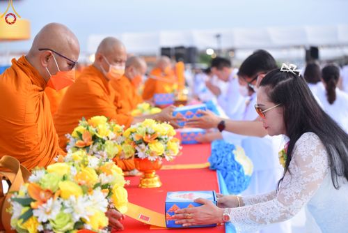 ภาพ No.49542:ประมวลภาพพิธีตักบาตรพระสงฆ์ 1,091 รูป เนื่องในวันแม่แห่งชาติ ณ ตลาดจัมโบ้ ชุดที่ 1
