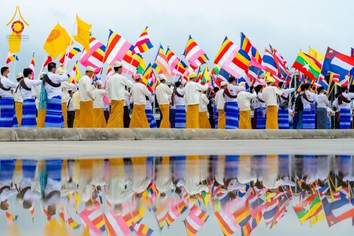 ภาพ No.52104:ประมวลภาพพิธีตักบาตรมิตรภาพไทย-เมียนมาร์ 105 รูป ณ วัดพระธรรมกาย