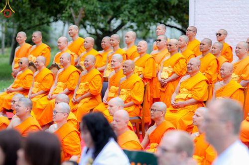 ภาพ No.83903:พิธีเวียนประทักษิณ,พิธีบรรพชาและพิธีอุปสมบทหมู่ ในโครงการอบรมพระธรรมทายาทในทวีปยุโรป  รุ่นที่ 9 วันอาทิตย์ที่ 16 กรกฎาคม พ.ศ. 2566 ณ วัดพระธรรมกายเบเนลักซ์  ประเทศเบลเยียม