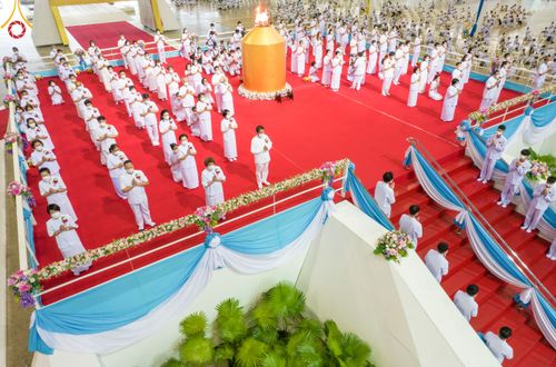 ภาพ No.52359:ประมวลภาพพิธีบูชาข้าวพระ (วันอาทิตย์ต้นเดือนตุลาคม) ณ วัดพระธรรมกาย จ.ปทุมธานี 