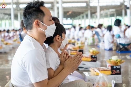 ภาพ No.48249:ประมวลภาพพิธีถวายผ้าอาบน้ำฝน และประทีปโคมไฟ เนื่องในวันอาสาฬหบูชา ประจำปี 2565