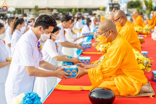 ภาพ No.49540:ประมวลภาพพิธีตักบาตรพระสงฆ์ 1,091 รูป เนื่องในวันแม่แห่งชาติ ณ ตลาดจัมโบ้ ชุดที่ 1