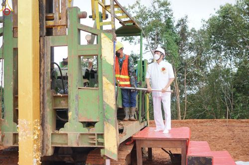 ภาพ No.50684:ประมวลภาพพิธีตักบาตร ณ วัดแม่แพ จ.แม่ฮ่องสอน เนื่องในวันธรรมชัย