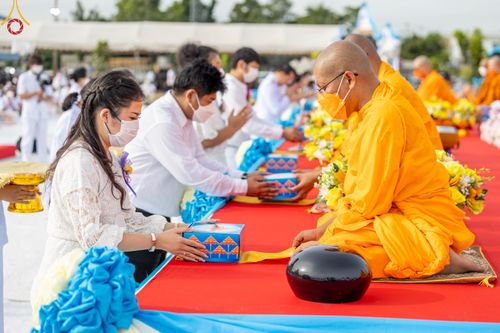 ภาพ No.49543:ประมวลภาพพิธีตักบาตรพระสงฆ์ 1,091 รูป เนื่องในวันแม่แห่งชาติ ณ ตลาดจัมโบ้ ชุดที่ 1