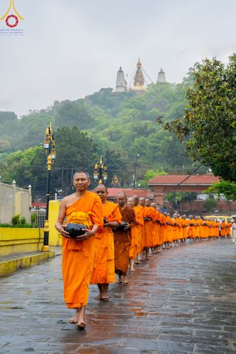 ภาพ No.317145:วันจันทร์ที่ 30 มีนาคม พ.ศ.2569 จาริกบิณฑบาตสยมภูนาทสู่พระราชวังหนุมานโดกา ประเทศเนปาล