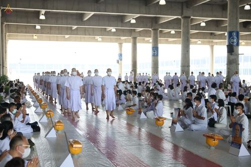 ภาพ No.47592:ประมวลภาพพิธีขอขมาและมอบผ้าไตร โครงการบรรพชาอุปสมบทหมู่ รุ่นเข้าพรรษา 2565