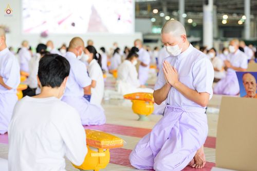 ภาพ No.44266:ประมวลภาพพิธีเวียนประทักษิณ, พิธีวันทาพระมหาธรรมกายเจดีย์ และพิธีขอขมารับผ้าไตร โครงการบวชภาคฤดูร้อน พ.ศ. 2565