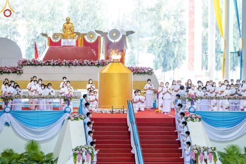 ภาพ No.52364:ประมวลภาพพิธีบูชาข้าวพระ (วันอาทิตย์ต้นเดือนตุลาคม) ณ วัดพระธรรมกาย จ.ปทุมธานี 