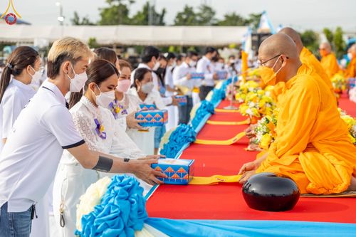 ภาพ No.49544:ประมวลภาพพิธีตักบาตรพระสงฆ์ 1,091 รูป เนื่องในวันแม่แห่งชาติ ณ ตลาดจัมโบ้ ชุดที่ 1