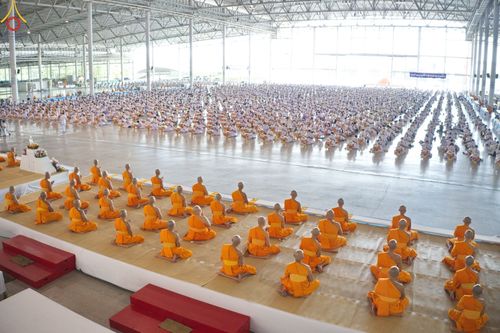 ภาพ No.48246:ประมวลภาพพิธีถวายผ้าอาบน้ำฝน และประทีปโคมไฟ เนื่องในวันอาสาฬหบูชา ประจำปี 2565