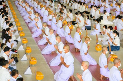 ภาพ No.44269:ประมวลภาพพิธีเวียนประทักษิณ, พิธีวันทาพระมหาธรรมกายเจดีย์ และพิธีขอขมารับผ้าไตร โครงการบวชภาคฤดูร้อน พ.ศ. 2565