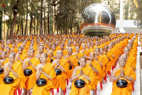 ภาพ No.289292:วันที่ 7 มกราคม พ.ศ. 2569 พิธีตักบาตรพระธรรมยาตรา ณ อนุสรณ์สถานลำดับที่ 1 สถานที่เกิดด้วยรูปกายเนื้อ อนุสรณ์สถานมหาวิหารพระมงคลเทพมุนี (โลตัสแลนด์) อ.สองพี่น้อง จ.สุพรรณบุรี ในโครงการธรรมยาตรา กตัญญูบูชา มหาปูชนียาจารย์ พระมงคลเทพมุนี(สด จนฺทสโร) พระผู้ป