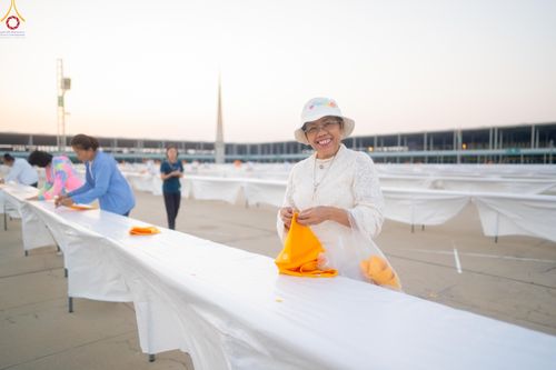 ภาพ No.321213:วันที่ 10-11 เมษายน พ.ศ.2569 การเตรียมกล่องไทยธรรม และการติดผ้ารับประเคน เพื่องานถวายมหาสังฆทาน 40,000 กว่าวัดทั่วประเทศ วันคุ้มครองโลก 22 เมษายน พ.ศ.2569 วัดพระธรรมกาย