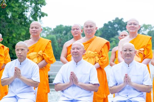 ภาพ No.330269:วันที่ 30 พฤษภาคม พ.ศ.2569 พิธีตัดปอยผมและปลงผม อุบาสกอุปสมบทอุทิศชีวิต 11 ท่าน ณ โบสถ์พระไตรปิฎก วัดพระธรรมกาย จังหวัดปทุมธานี