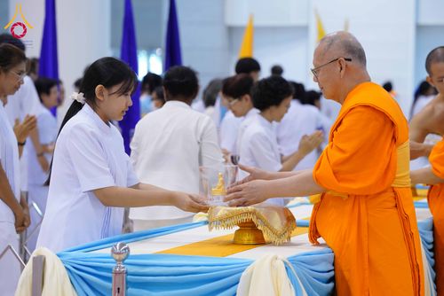 ภาพ No.338095:วันอาทิตย์ต้นเดือน 5 กรกฎาคม พ.ศ.2569 สัมมนาพิเศษ พิธีมอบพระของขวัญ ณ ห้องแก้วสารพัด1 วัดพระธรรมกาย