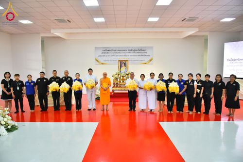 ภาพ No.327566:วันศุกร์ที่ 1 พฤษภาคม พ.ศ. 2569 รวมใจพสกนิกรชาวอำเภอคลองหลวง ประดิษฐ์ดอกไม้จันทน์ เพื่อใช้ในพิธีถวายดอกไม้จันทน์ในงานพระราชพิธีถวายพระเพลิงพระบรมศพ สมเด็จพระนางเจ้าสิริกิติ์ พระบรมราชินีนาถ พระบรมราชชนนีพันปีหลวง ณ วัดพระธรรมกาย