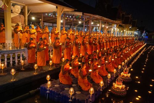 ภาพ No.73503:พิธีจุดประทีปถวายเป็นพุทธบูชา และบูชาธรรมมหาปูชนียาจารย์ ในโครงการธรรมยาตรากตัญญูบูชา มหาปูชนียาจารย์ พระมงคลเทพมุนี(สด จนฺทสโร) พระผู้ปราบมาร ปีที่ 11 ณ อนุสรณ์สถานลำดับที่ 4 สถานที่เกิดด้วยกายธรรม วัดโบสถ์ (บน) บางคูเวียง อ.บางกรวย จ.นนทบุรี วันที่ 21 