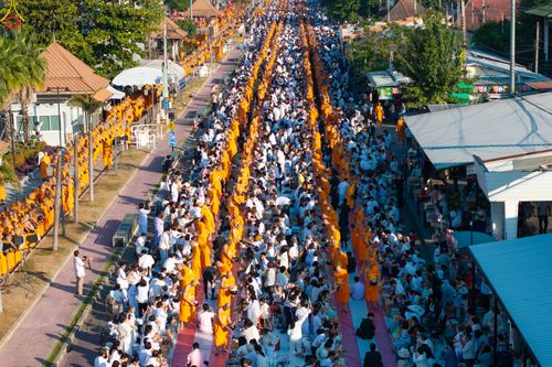 ภาพ No.284267:วันเสาร์ที่ 20 ธันวาคม พ.ศ.2568  พิธีตักบาตรพระ 10,000 รูป เนื่องในโอกาส 194 ปี จังหวัดกาญจนบุรี และอุทิศส่วนกุศลให้แด่บรรพชนทั้งหลาย บริเวณถนนสองแคว (Skywalk) เมืองกาญจนบุรี