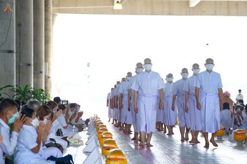 ภาพ No.47593:ประมวลภาพพิธีขอขมาและมอบผ้าไตร โครงการบรรพชาอุปสมบทหมู่ รุ่นเข้าพรรษา 2565