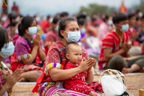 ภาพ No.50687:ประมวลภาพพิธีตักบาตร ณ วัดแม่แพ จ.แม่ฮ่องสอน เนื่องในวันธรรมชัย