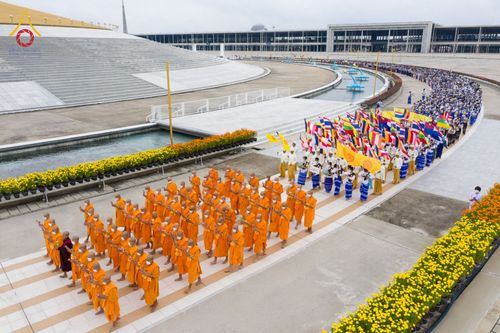 ภาพ No.52107:ประมวลภาพพิธีตักบาตรมิตรภาพไทย-เมียนมาร์ 105 รูป ณ วัดพระธรรมกาย