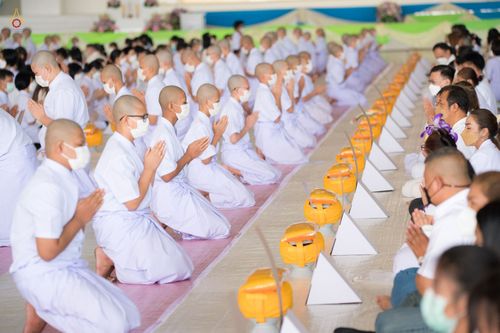 ภาพ No.44267:ประมวลภาพพิธีเวียนประทักษิณ, พิธีวันทาพระมหาธรรมกายเจดีย์ และพิธีขอขมารับผ้าไตร โครงการบวชภาคฤดูร้อน พ.ศ. 2565