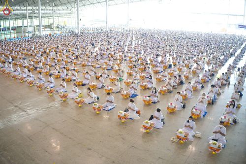 ภาพ No.48250:ประมวลภาพพิธีถวายผ้าอาบน้ำฝน และประทีปโคมไฟ เนื่องในวันอาสาฬหบูชา ประจำปี 2565