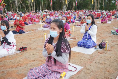 ภาพ No.50688:ประมวลภาพพิธีตักบาตร ณ วัดแม่แพ จ.แม่ฮ่องสอน เนื่องในวันธรรมชัย