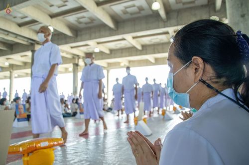 ภาพ No.47596:ประมวลภาพพิธีขอขมาและมอบผ้าไตร โครงการบรรพชาอุปสมบทหมู่ รุ่นเข้าพรรษา 2565