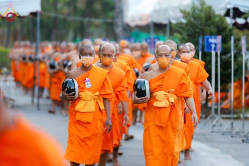 ภาพ No.288353:วันที่ 5 มกราคม พ.ศ. 2569 พิธีถวายภัตตาหารเป็นสังฆทาน แด่พระธรรมยาตรา ในโครงการธรรมยาตรา กตัญญูบูชา มหาปูชนียาจารย์ พระมงคลเทพมุนี(สด จนฺทสโร) พระผู้ปราบมาร อนุสรณ์สถาน 7 แห่ง ปีที่ 14 ณ อนุสรณ์สถานมหาวิหารพระมงคลเทพมุนี (โลตัสแลนด์) อ.สองพี่น้อง จ.สุพรร