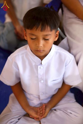 ภาพ No.215155:วันอาทิตย์ต้นเดือนที่ 6 เมษายน พ.ศ. 2568 พิธีตักบาตรข้าวสารอาหารแห้ง ณ บ้านแก้วเรือนทองคุณยาย สภาธรรมกายสากล วัดพระธรรมกาย