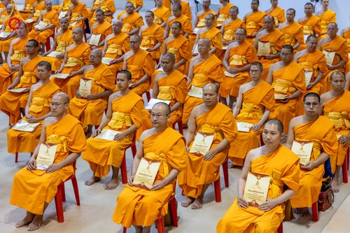 ภาพ No.284894:วันอาทิตย์ที่ 14 ธันวาคม พ.ศ.2568  พิธีปฏิบัติธรรม พิธีถวายภัตตาหารเป็นสังฆทาน พิธีมอบต้นสมบัติจักรพรรดิ ถวายแด่เจ้าอาวาสและประธานสงฆ์ 236 ศูนย์ส่งเสริมศีลธรรมทั่วโลก ณ สภาธรรมกายสากล วัดพระธรรมกาย