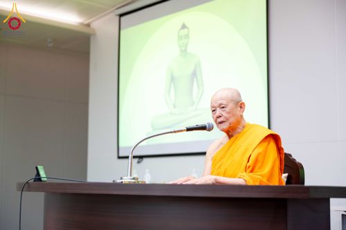 ภาพ No.313102:วันที่ 4 มีนาคม พ.ศ. 2559 หลวงพ่อทัตตชีโว รองเจ้าอาวาสวัดพระธรรมกาย ได้เมตตาถวายการต้อนรับปฏิสันถารพระอาคันตุกะจาก 19 ประเทศ ที่เดินทางมาร่วมงานวันมาฆบูชา ณ วัดพระธรรมกาย