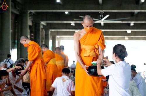 ภาพ No.82895:พิธีตักบาตรฉลองพระบวชใหม่  โครงการธรรมทายาทอุปสมบทหมู่อุดมศึกษา  รุ่นที่50 ภาคฤดูฝน วันเสาร์ที่ 24 มิถุนายน พ.ศ.2566 ณ มหารัตนวิหารคด คอร์ 6 วัดพระธรรมกาย