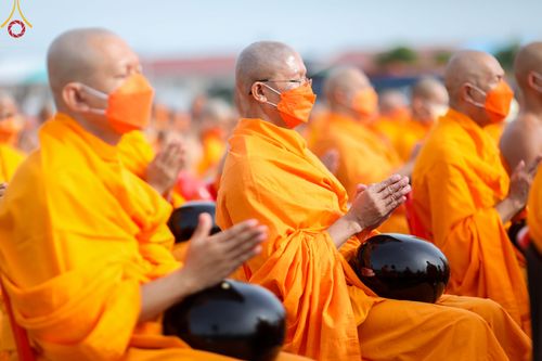 ภาพ No.49547:ประมวลภาพพิธีตักบาตรพระสงฆ์ 1,091 รูป เนื่องในวันแม่แห่งชาติ ณ ตลาดจัมโบ้ ชุดที่ 1