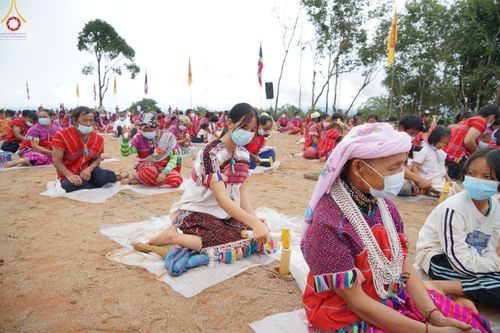 ภาพ No.50689:ประมวลภาพพิธีตักบาตร ณ วัดแม่แพ จ.แม่ฮ่องสอน เนื่องในวันธรรมชัย