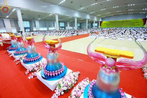 ภาพ No.86272:วันธรรมชัย ปีที่ 55 พิธีทอดผ้าป่ากฐินสมทบครั้งที่1, พิธีเจริญพุทธมนต์ ลูกนิมิตมหาสมบัติฯ พิธีจุดประทีป,พิธีฉลองชัยสวดมนต์บทธัมมจักกัปปวัตนสูตร วันอาทิตย์ที่ 27 สิงหาคม พ.ศ.2566 ณ สภาธรรมกายสากล / มหารัตนวิหารคด วัดพระธรรมกาย