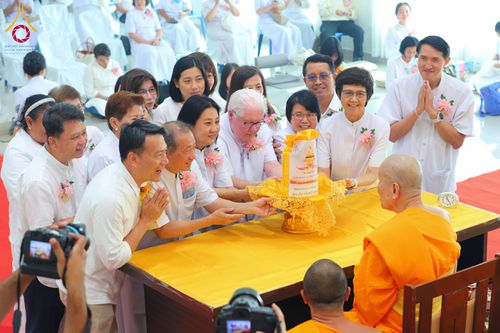 ภาพ No.291187:วันพุธที่ 7 มกราคม พ.ศ. 2569  พิธีบรรจุพระบรมสารีริกธาตุภายในพระเกตุองค์พระประธาน สมโภชพระประธาน พระธรรมกาย พิธีทอดผ้าป่า บุญแสงสว่าง ติดตั้งโซล่าเซล ณ ศูนย์ปฏิบัติธรรมพระมงคลเทพมุนี อ.สองพี่น้อง จ.สุพรรณบุรี