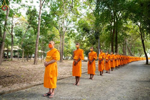 ภาพ No.41002:พิธีตัดปอยผม ปลงผม ขอขมารับผ้าไตรและพิธีบรรพชา ในโครงการอุปสมบท บูชาธรรมมหาปูชนียาจารย์ ประจำปี 2564 ชุดที่ 18