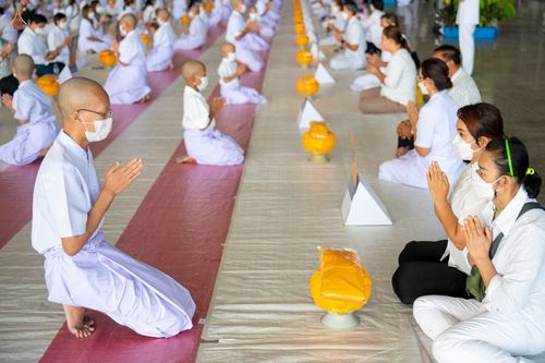 ภาพ No.44270:ประมวลภาพพิธีเวียนประทักษิณ, พิธีวันทาพระมหาธรรมกายเจดีย์ และพิธีขอขมารับผ้าไตร โครงการบวชภาคฤดูร้อน พ.ศ. 2565