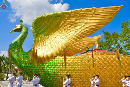 ภาพ No.42725:พิธีอัญเชิญมยุรนาวากาศ ประดิษฐาน ณ อาคาร 100 ปี เนื่องในวันคล้ายวันเกิด ครบ 113 ปี คุณยายอาจารย์มหารัตนอุบาสิกาจันทร์ ขนนกยูง