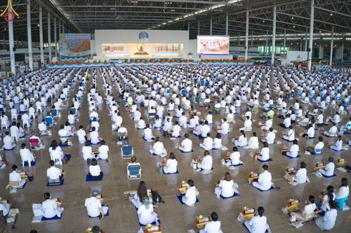 ภาพ No.48252:ประมวลภาพพิธีถวายผ้าอาบน้ำฝน และประทีปโคมไฟ เนื่องในวันอาสาฬหบูชา ประจำปี 2565