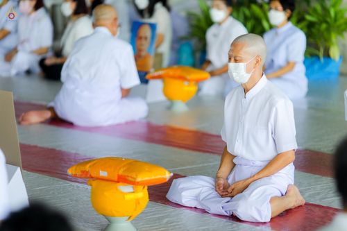 ภาพ No.47598:ประมวลภาพพิธีขอขมาและมอบผ้าไตร โครงการบรรพชาอุปสมบทหมู่ รุ่นเข้าพรรษา 2565