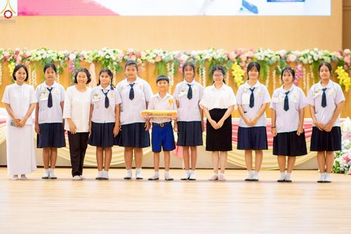 ภาพ No.246115:วันเสาร์ที่ 13 กันยายน พ.ศ. 2568 พิธีมอบผ้าไตรประธานกฐินสัมฤทธิ์เด็กดี V-Star ณ สภาธรรมกายสากล วัดพระธรรมกาย