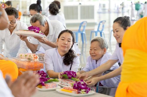 ภาพ No.240596:วันพุธที่ 27 สิงหาคม พ.ศ. 2568 พิธีตักบาตร ในวันธรรมชัย ณ วัดพระธรรมกาย จ.ปทุมธานี