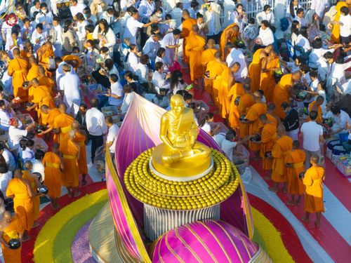 ภาพ No.197836:พิธีตักบาตรพระธรรมยาตรา ณ อนุสรณ์สถานลำดับที่ 4 สถานที่เกิดด้วยกายธรรม วัดโบสถ์(บน) ต.บางคูเวียง จ.นนทบุรี ในโครงการธรรมยาตรา กตัญญูบูชา มหาปูชนียาจารย์ พระมงคลเทพมุนี(สด จนฺทสโร) พระผู้ปราบมาร อนุสรณ์สถาน 7 แห่ง ปีที่ 13 วันที่ 19 มกราคม พ.ศ. 2568