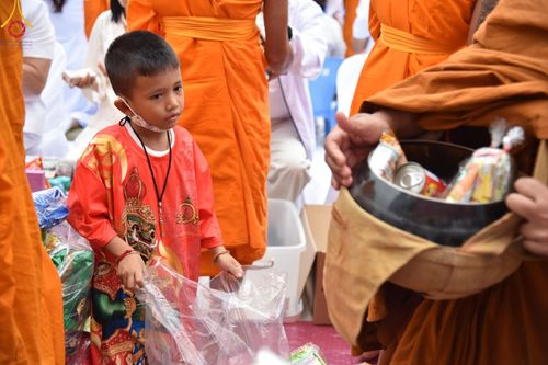 ภาพ No.126241:พิธีทำบุญเมืองนครราชสีมา ฉลอง 556 ปี ตักบาตรพระ 10,000 รูป ในวันเสาร์ที่ 2 มีนาคม พ.ศ.2567 ณ อนุสาวรีย์ท้าวสุรนารี จ.นครราชสีมา จัดโดย คณะสงฆ์จังหวัดนครราชสีมา ร่วมกับสำนักงานจังหวัดนครราชสีมา