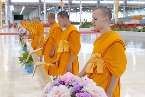 ภาพ No.251756:วันที่ 10 ตุลาคม พ.ศ. 2568 พิธีทอดผ้าป่าสมทบกฐินวัดพระธรรมกาย และสมทบกฐิน 30,000 กว่าวัดทั่วประเทศ ครั้งที่ 3 ณ สภาธรรมกายสากล วัดพระธรรมกาย